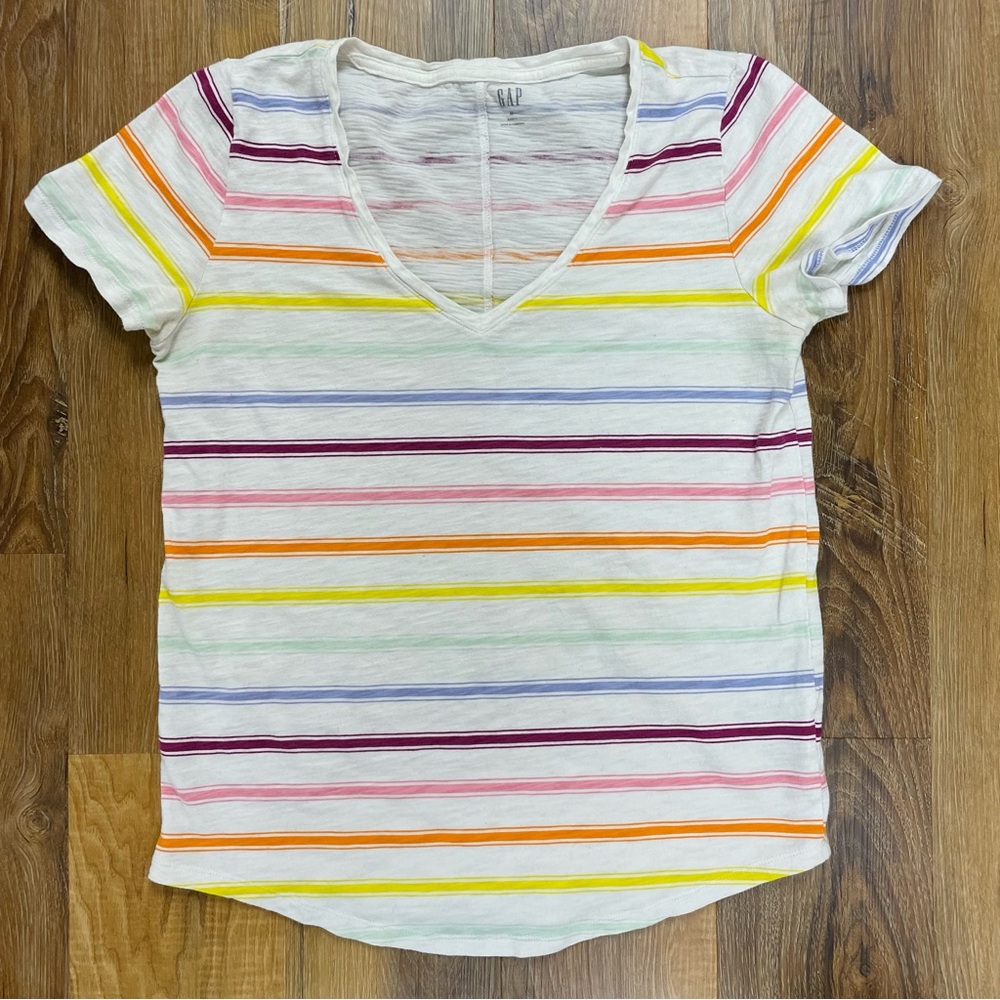 Gap Easy T 100% cotton white & rainbow sherbet striped v-neck t shirt. Size M